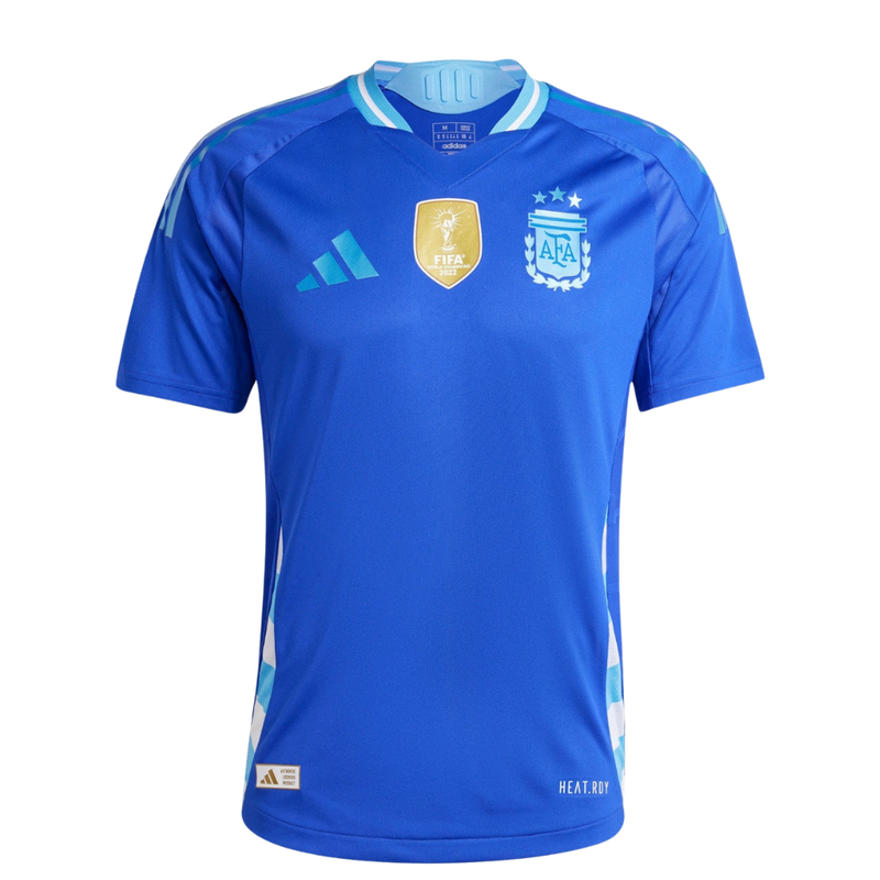 Argentina - 20242025 - Camiseta Argentina - Uniforme alternativo Argentina - Adidas Argentina - Diseño moderno - Azul royal - Copa América - Eliminatorias Mundial 2026 - Bandera argentina - Pasión argentina - Escudo de la selección argentina - Azul celeste - Blanco - Pantalones azul royal - Calcetines azul royal - Cultura argentina - Identidad - Tecnologías innovadoras - Confort - Rendimiento.