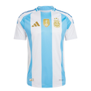 Argentina - 20242025 - Camiseta Argentina - Uniforme titular Argentina - Adidas Argentina - Diseño clásico - Celeste y blanco - Copa América - Eliminatorias Mundial 2026 - Sol de la bandera - Gola redonda - Pantalón blanco - Calcetines celestes - Tradición - Identidad - Tecnologías innovadoras - Confort - Rendimiento.