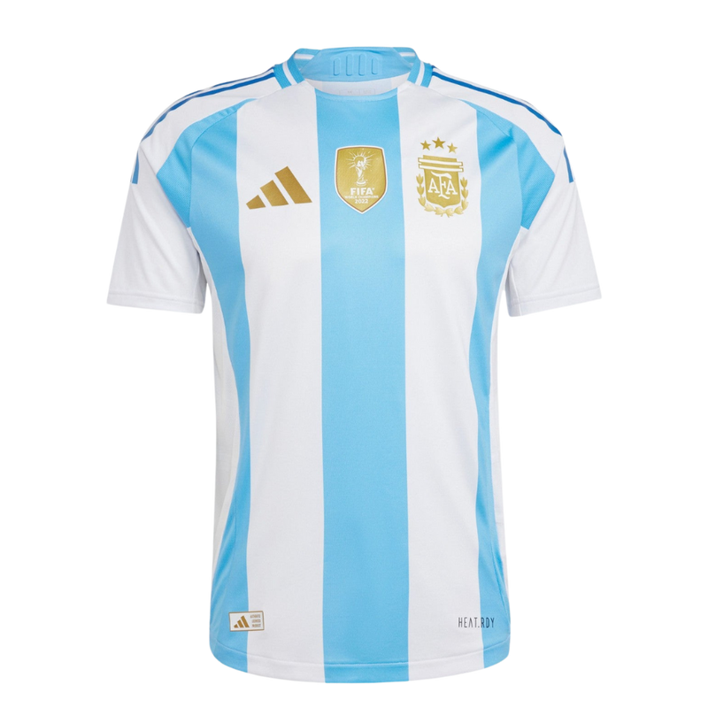 Argentina - 20242025 - Camiseta Argentina - Uniforme titular Argentina - Adidas Argentina - Diseño clásico - Celeste y blanco - Copa América - Eliminatorias Mundial 2026 - Sol de la bandera - Gola redonda - Pantalón blanco - Calcetines celestes - Tradición - Identidad - Tecnologías innovadoras - Confort - Rendimiento.