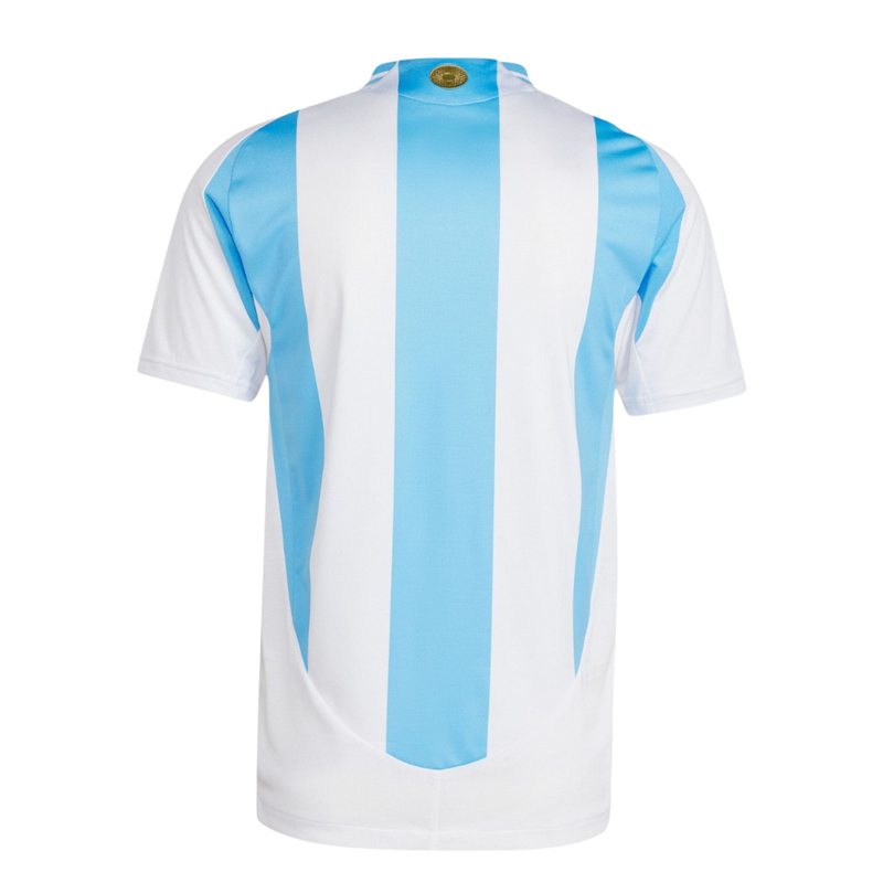 Argentina - 20242025 - Camiseta Argentina - Uniforme titular Argentina - Adidas Argentina - Diseño clásico - Celeste y blanco - Copa América - Eliminatorias Mundial 2026 - Sol de la bandera - Gola redonda - Pantalón blanco - Calcetines celestes - Tradición - Identidad - Tecnologías innovadoras - Confort - Rendimiento.