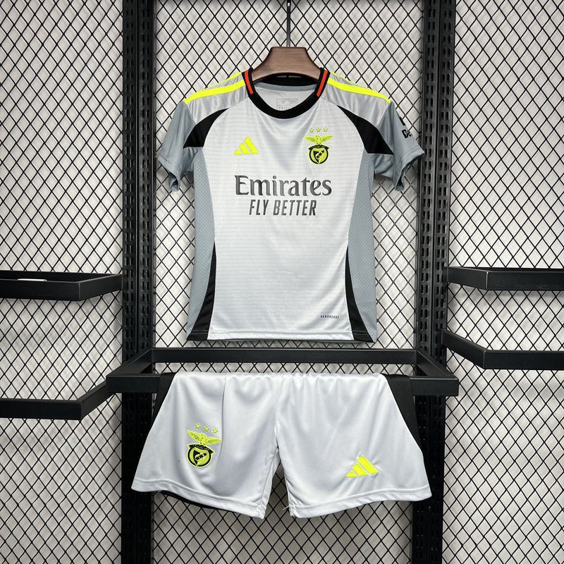 Benfica III 24/25 conjunto infantil - Benfica - 24/25 - Conjunto infantil - Fútbol - Equipamiento deportivo - Niños - Estilo.