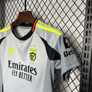 Benfica III 24/25 conjunto infantil - Benfica - 24/25 - Conjunto infantil - Fútbol - Equipamiento deportivo - Niños - Estilo.