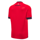 CA Osasuna 2024/2025 - Camiseta titular CA Osasuna - Macron CA Osasuna - LaLiga - Diseño clásico - Detalles modernos - Rojo - Verde - Blanco - Gola redonda - Escudo del CA Osasuna - Logo de Macron - Identidad del club - Historia del club - Tecnologías innovadoras - Confort - Rendimiento.