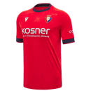 CA Osasuna 2024/2025 - Camiseta titular CA Osasuna - Macron CA Osasuna - LaLiga - Diseño clásico - Detalles modernos - Rojo - Verde - Blanco - Gola redonda - Escudo del CA Osasuna - Logo de Macron - Identidad del club - Historia del club - Tecnologías innovadoras - Confort - Rendimiento.