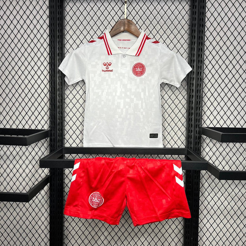 Camiseta Dinamarca II Euro 2024 conjunto infantil blanca - Camiseta - Dinamarca - Euro 2024 - Conjunto infantil - Blanca - Fútbol - Equipamiento deportivo - Niños - Estilo.