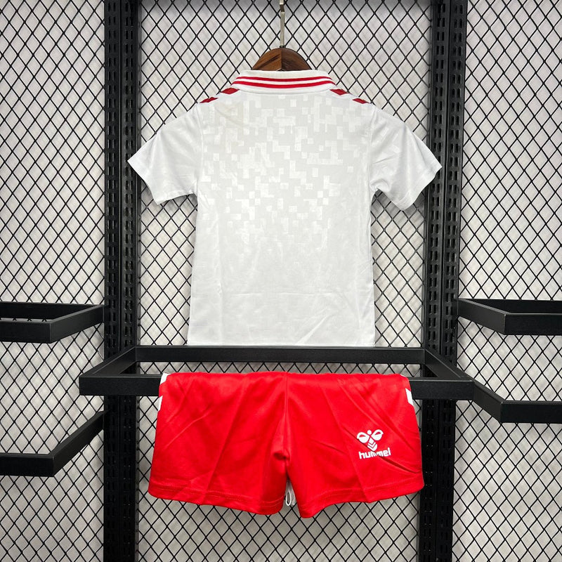 Camiseta Dinamarca II Euro 2024 conjunto infantil blanca - Camiseta - Dinamarca - Euro 2024 - Conjunto infantil - Blanca - Fútbol - Equipamiento deportivo - Niños - Estilo.