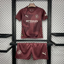 Camiseta Manchester City III 24/25 conjunto infantil vino - Camiseta - Manchester City - 24/25 - Conjunto infantil - Vino - Fútbol - Equipamiento deportivo - Niños - Estilo.
