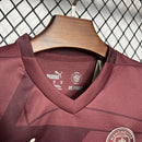 Camiseta Manchester City III 24/25 conjunto infantil vino - Camiseta - Manchester City - 24/25 - Conjunto infantil - Vino - Fútbol - Equipamiento deportivo - Niños - Estilo.
