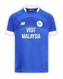 Cardiff City 2024/2025 - Camiseta local Cardiff City - Campeonato de la EFL - Diseño histórico - Elegante - Azul - Blanco - Escudo clásico - Historia del club - Patrón chevron - Riverside A.F.C. - Escudo de la ciudad de Cardiff - Temporada - Fútbol - Equipamiento deportivo.