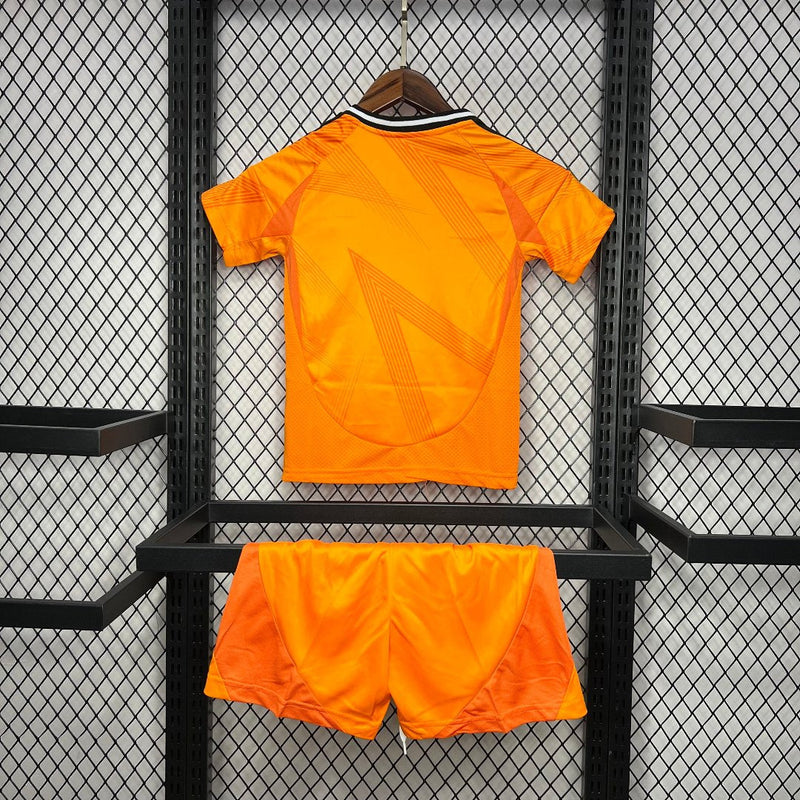 Conjunto Real Madrid II naranja 2024/25 - Naranja - Infantil - Real Madrid - Temporada 2024-2025 - Fútbol - Equipamiento deportivo - Niños - Estilo.
