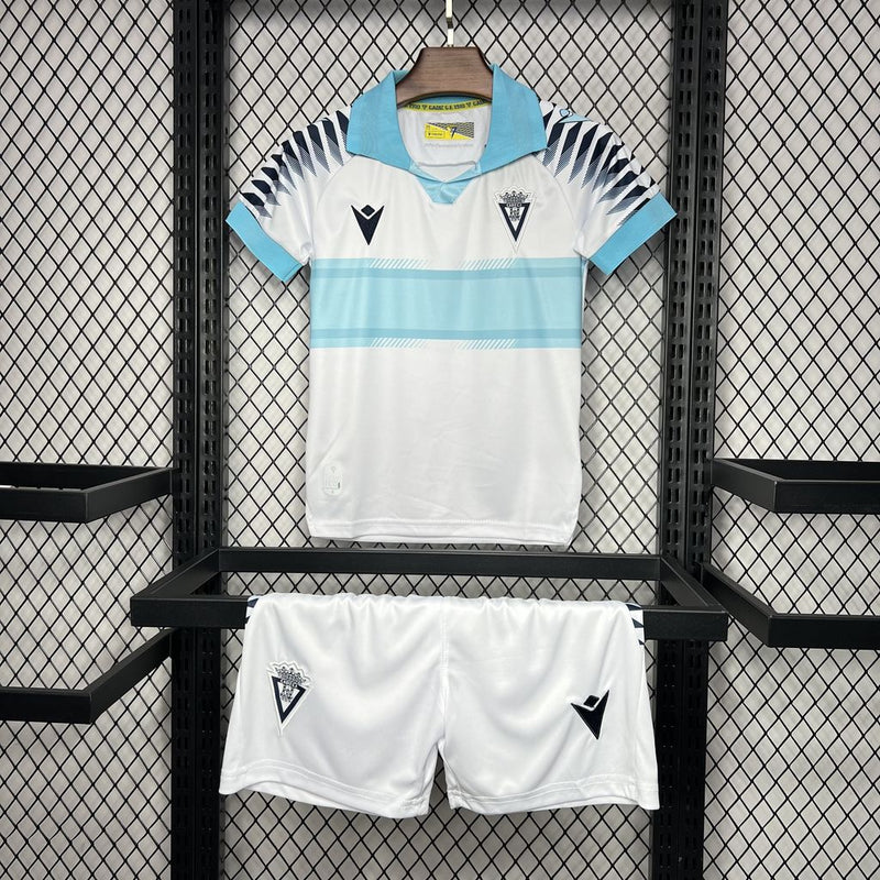 Conjunto infantil Cádiz blanco azul 2024/25 - Blanco - Azul - Infantil - Cádiz - Temporada 2024-2025 - Fútbol - Equipamiento deportivo - Niños - Estilo.