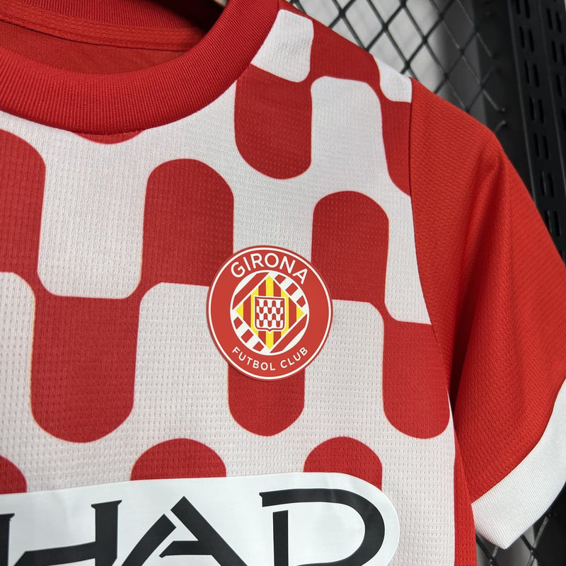 Conjunto infantil Girona 2024/25 - Rojo - Blanco - Infantil - Girona - Temporada 2024-2025 - Fútbol - Equipamiento deportivo - Niños - Estilo.