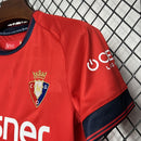Conjunto infantil Osasuna I rojo 2024/25 - Rojo - Infantil - Osasuna - Temporada 2024-2025 - Fútbol - Equipamiento deportivo - Niños - Estilo.