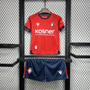 Conjunto infantil Osasuna I rojo 2024/25 - Rojo - Infantil - Osasuna - Temporada 2024-2025 - Fútbol - Equipamiento deportivo - Niños - Estilo.