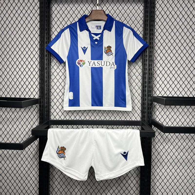 Conjunto infantil Real Sociedad blanco azul 2024/25 - Blanco - Azul - Infantil - Real Sociedad - Temporada 2024-2025 - Fútbol - Equipamiento deportivo - Niños - Estilo.