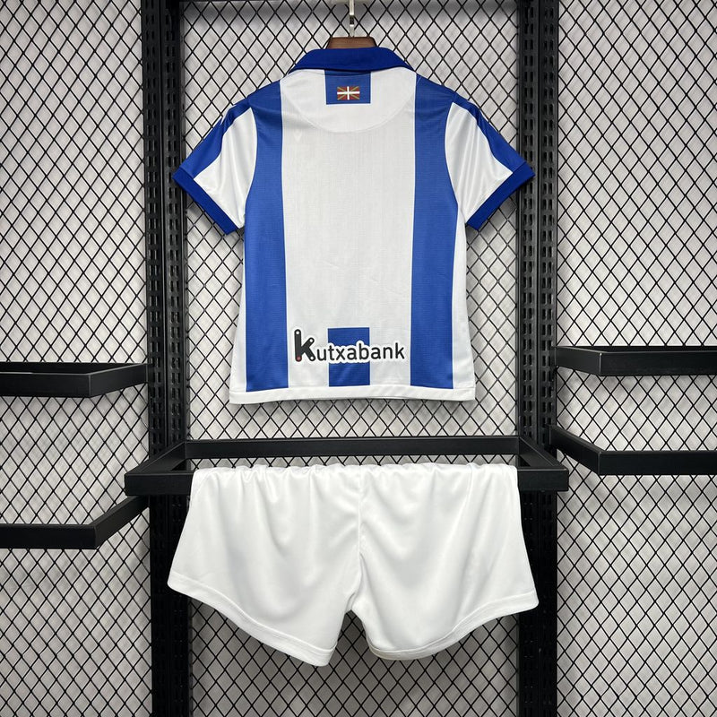 Conjunto infantil Real Sociedad blanco azul 2024/25 - Blanco - Azul - Infantil - Real Sociedad - Temporada 2024-2025 - Fútbol - Equipamiento deportivo - Niños - Estilo.