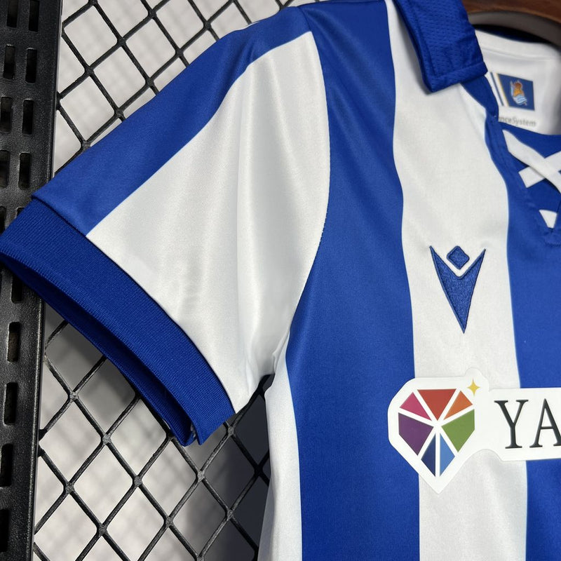 Conjunto infantil Real Sociedad blanco azul 2024/25 - Blanco - Azul - Infantil - Real Sociedad - Temporada 2024-2025 - Fútbol - Equipamiento deportivo - Niños - Estilo.