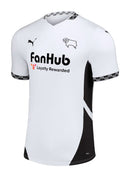 Derby County 2024/2025 - Camiseta local Derby County - Campeonato de la EFL - Diseño clásico - Blanco - Negro - Detalles elegantes - Paneles laterales - Línea blanca - Puños de mangas - Gola en V - Ribetes blancos - Temporada - Equipamiento deportivo - Fútbol.
