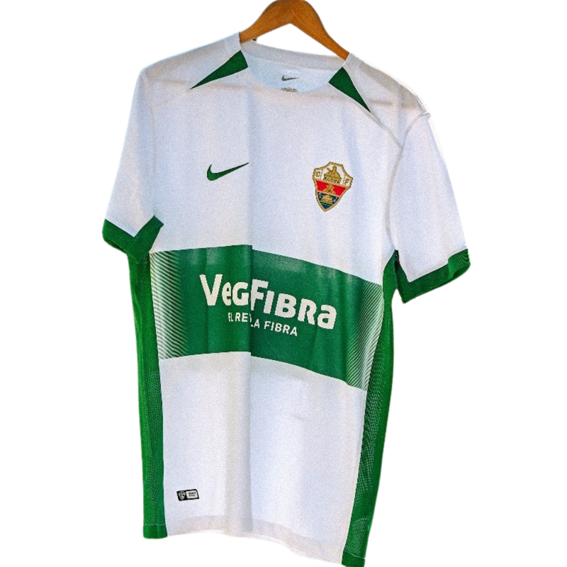 Elche - Camiseta local - Nike - La Liga 2 - Temporada 2024-2025 - Diseño - Detalles - Equipación - Fútbol - LaLiga - España - Club - Nueva camiseta - Lanzamiento - Equipamiento deportivo - Fútbol español - Diseño moderno - Tradicional - Clásico - Moderno - Estilo - Rendimiento - Confort - Tecnología - Innovación - Blanca - Verde.