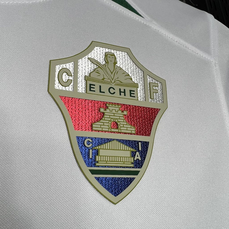 Elche - Camiseta local - Nike - La Liga 2 - Temporada 2024-2025 - Diseño - Detalles - Equipación - Fútbol - LaLiga - España - Club - Nueva camiseta - Lanzamiento - Equipamiento deportivo - Fútbol español - Diseño moderno - Tradicional - Clásico - Moderno - Estilo - Rendimiento - Confort - Tecnología - Innovación - Blanca - Verde.