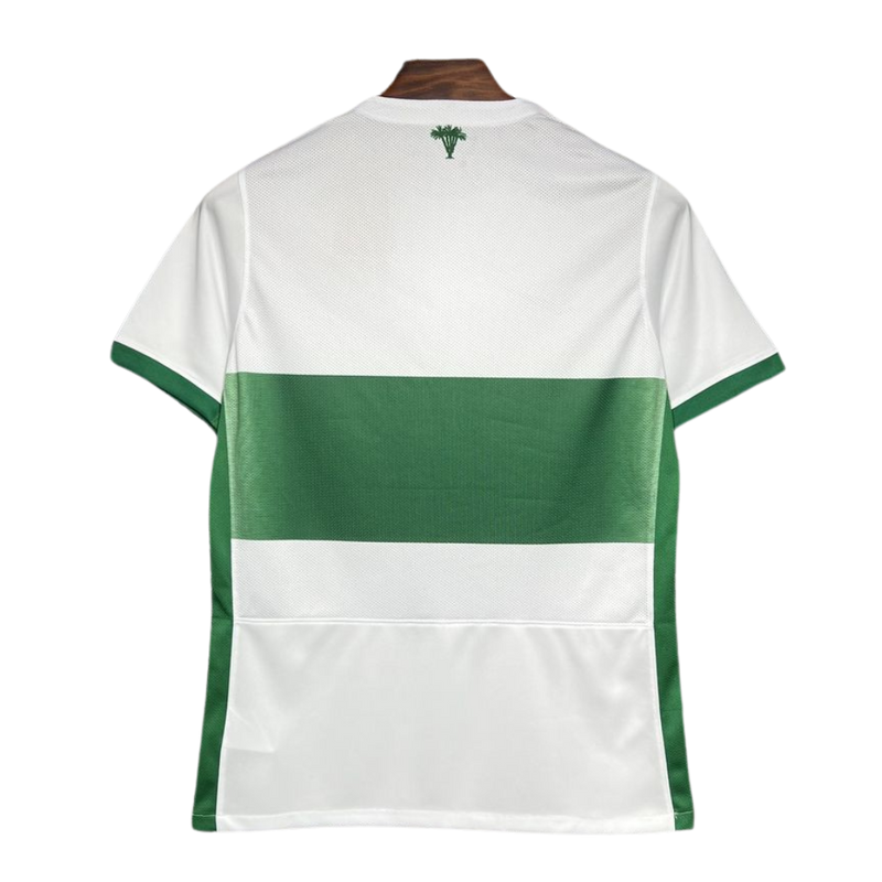 Elche - Camiseta local - Nike - La Liga 2 - Temporada 2024-2025 - Diseño - Detalles - Equipación - Fútbol - LaLiga - España - Club - Nueva camiseta - Lanzamiento - Equipamiento deportivo - Fútbol español - Diseño moderno - Tradicional - Clásico - Moderno - Estilo - Rendimiento - Confort - Tecnología - Innovación - Blanca - Verde.