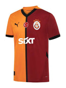 Galatasaray 2024/2025 - Camiseta titular Galatasaray - Diseño tradicional - Detalles elegantes - Recortes laterales - Tradición - Elegancia - Temporada - Fútbol - Estilo - Club - Detalles cuidadosos - Equipamiento deportivo - Estética clásica.