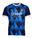 Heidenheim - 2024/2025 - Camiseta Heidenheim - Uniforme Heidenheim - Puma Heidenheim - Diseño moderno - Azul - Gris - Blanco - Rojo - Bundesliga - Copa de Alemania - Away kit - Patrón gráfico - Identidad del club - Gola redonda - Escudo del club - Logo de Puma - Tecnologías innovadoras - Confort - Rendimiento.