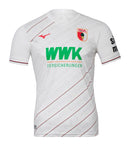 FC Augsburg - 2024/2025 - Camiseta FC Augsburg - Camiseta titular FC Augsburg - Uniforme FC Augsburg - Mizuno FC Augsburg - Diseño clásico - Rojo y blanco - Rayas verticales - Bundesliga - Copa de Alemania - Gola redonda - Escudo del club - Logo de Mizuno - Patrocinio WWK - Tecnologías innovadoras - Confort - Rendimiento.