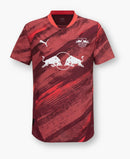 RB Leipzig - 2024/2025 - Camiseta RB Leipzig - Uniforme suplente RB Leipzig - Puma RB Leipzig - Diseño moderno - Rojo - Bundesliga - Competiciones europeas - Patrón gráfico - Cultura de Leipzig - Gola redonda - Escudo del club - Logo de Puma - Patrocinio Red Bull - Tecnologías avanzadas - Rendimiento - Comodidad - Pasión - Energía.