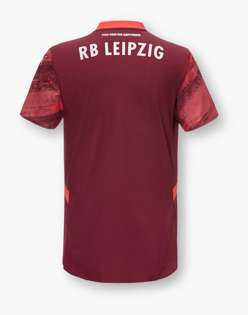 RB Leipzig - 2024/2025 - Camiseta RB Leipzig - Uniforme suplente RB Leipzig - Puma RB Leipzig - Diseño moderno - Rojo - Bundesliga - Competiciones europeas - Patrón gráfico - Cultura de Leipzig - Gola redonda - Escudo del club - Logo de Puma - Patrocinio Red Bull - Tecnologías avanzadas - Rendimiento - Comodidad - Pasión - Energía.