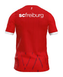 SC Freiburg - 2024/2025 - Camiseta Freiburg - Uniforme Freiburg - Nike Freiburg - Diseño moderno - Rojo - Blanco - Negro - Bundesliga - Copa de Alemania - Patrón gráfico - Identidad del club - Gola redonda - Escudo del club - Logo de Nike - Patrocinio Schwarzwald-Baar Klinikum - Tecnologías innovadoras - Confort - Rendimiento.