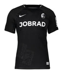 SC Freiburg - 2024/2025 - Camiseta Freiburg - Uniforme alternativo Freiburg - Nike Freiburg - Diseño moderno - Negro - Blanco - Bundesliga - Copa de Alemania - Escudo del club - Logo de Nike - Tecnologías innovadoras - Confort - Rendimiento - Monograma - Águila - Patrocinadores.