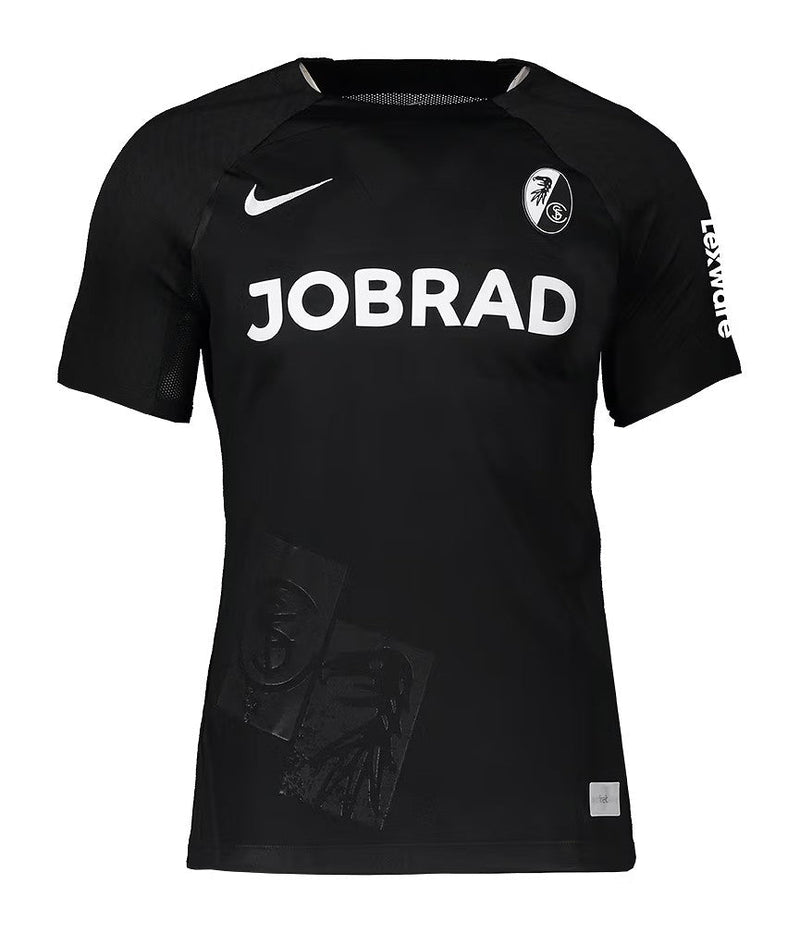 SC Freiburg - 2024/2025 - Camiseta Freiburg - Uniforme alternativo Freiburg - Nike Freiburg - Diseño moderno - Negro - Blanco - Bundesliga - Copa de Alemania - Escudo del club - Logo de Nike - Tecnologías innovadoras - Confort - Rendimiento - Monograma - Águila - Patrocinadores.