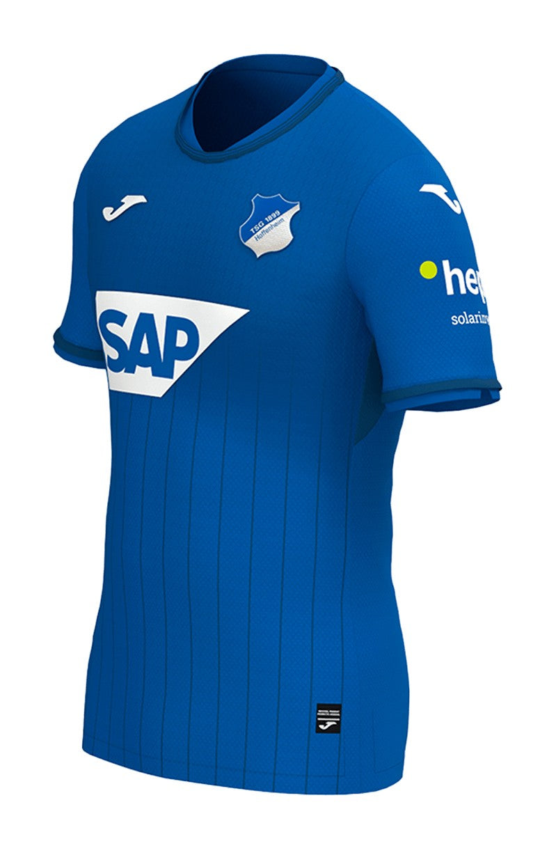 Hoffenheim - 2024/2025 - Camiseta Hoffenheim - Uniforme Hoffenheim - Joma Hoffenheim - Diseño moderno - Bundesliga - Competencias de fútbol - Azul - Blanco - Identidad del club - Cuello en V - Escudo del club - Logo de Joma - Patrocinio - Materiales de alta calidad - Comodidad - Rendimiento - Pasión - Historia - Innovación.