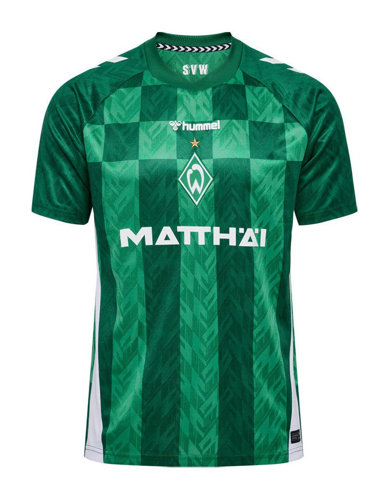 Werder Bremen - 2024/2025 - Camiseta Werder Bremen - Uniforme titular Werder Bremen - Hummel Werder Bremen - Diseño clásico - Verde y blanco - Detalles actuales - Bundesliga - Competición de fútbol - Gola en V - Escudo del club - Logo de Hummel - Tecnología avanzada - Rendimiento - Confort - Historia - Modernidad. 
