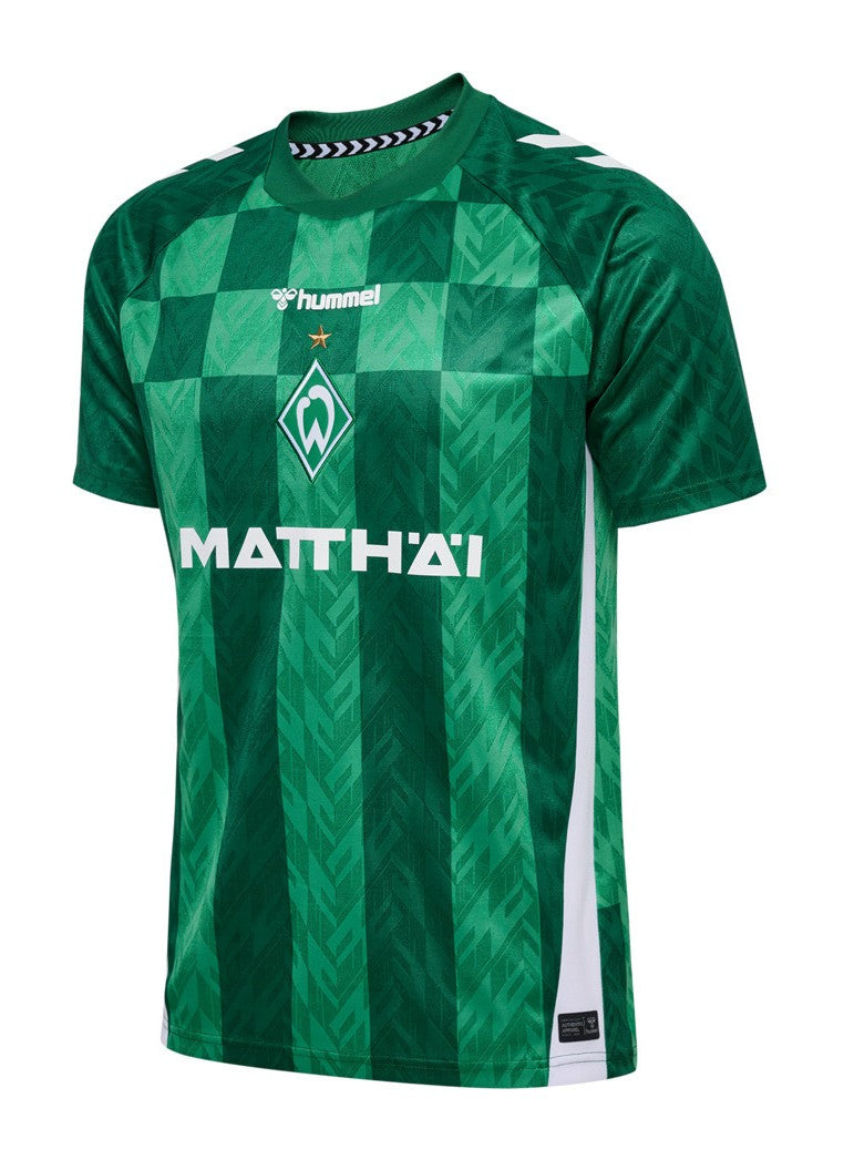 Werder Bremen - 2024/2025 - Camiseta Werder Bremen - Uniforme titular Werder Bremen - Hummel Werder Bremen - Diseño clásico - Verde y blanco - Detalles actuales - Bundesliga - Competición de fútbol - Gola en V - Escudo del club - Logo de Hummel - Tecnología avanzada - Rendimiento - Confort - Historia - Modernidad. 