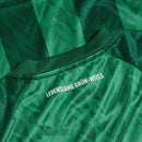 Werder Bremen - 2024/2025 - Camiseta Werder Bremen - Uniforme titular Werder Bremen - Hummel Werder Bremen - Diseño clásico - Verde y blanco - Detalles actuales - Bundesliga - Competición de fútbol - Gola en V - Escudo del club - Logo de Hummel - Tecnología avanzada - Rendimiento - Confort - Historia - Modernidad. 