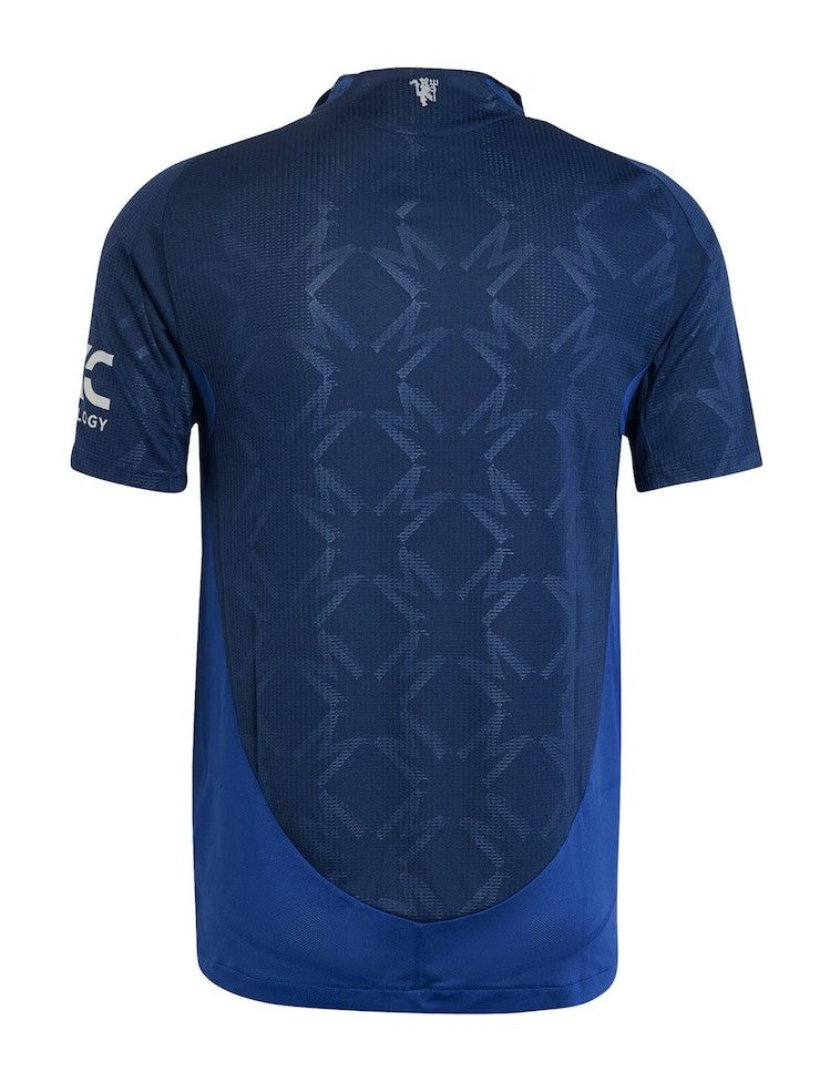 Manchester United - 2024/2025 - Camiseta Manchester United - Uniforme alternativo Manchester United - Adidas Manchester United - Diseño innovador - Premier League - Competiciones europeas - Gola distintiva - Escudo del club - Logo de Adidas - Patrocinio - Pasión - Compromiso - Tecnologías de vanguardia - Rendimiento - Comodidad - Excelencia.