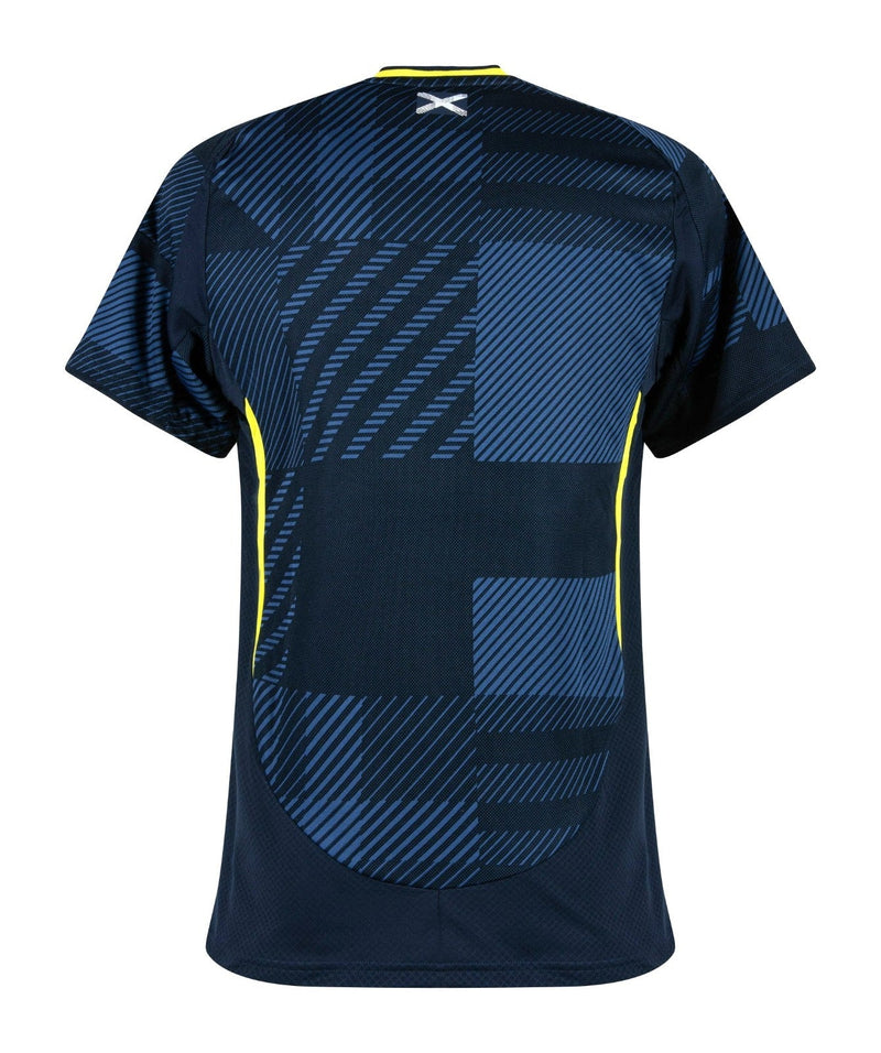 Escocia - 2024/2025 - Camiseta Escocia - Uniforme titular Escocia - Adidas Escocia - Diseño moderno - Azul marino y blanco - Eurocopa - Nations League - Eliminatorias Copa del Mundo - Líneas diagonales - Gola redonda - Escudo león de Escocia - Logo de Adidas - Pantalón blanco - Calcetines azules - Historia - Identidad - Tecnologías innovadoras - Confort - Rendimiento.