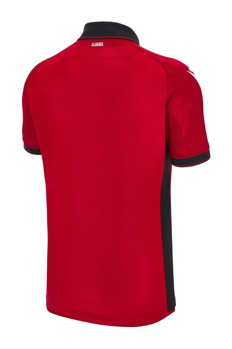 Albania - 2023/2024 - Camiseta Albania - Uniforme titular Albania - Macron Albania - Diseño clásico - Rojo y negro - Nations League - Eliminatorias Copa del Mundo - Águila bicéfala de Albania - Gola redonda - Escudo de Albania - Logo de Macron - Pantalón negro - Calcetines rojos - Historia - Identidad - Tecnologías innovadoras - Confort - Rendimiento.