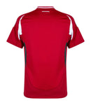 Dinamarca - 2024/2025 - Camiseta Dinamarca - Uniforme titular Dinamarca - Hummel Dinamarca - Diseño clásico - Rojo y blanco - Eurocopa - Nations League - Eliminatorias Copa del Mundo - Líneas horizontales - Gola redonda - Escudo Federación Danesa de Fútbol - Logo de Hummel - Pantalón blanco - Calcetines rojos - Historia - Identidad - Tecnologías innovadoras - Confort - Rendimiento.