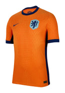 Holanda - 2024/2025 - Camiseta Holanda - Uniforme titular Holanda - Nike Holanda - Diseño clásico - Naranja y azul - Eurocopa - Nations League - Eliminatorias Copa del Mundo - Líneas diagonales - Gola redonda - Escudo león de Holanda - Swoosh de Nike - Pantalón azul - Calcetines naranjas - Historia - Identidad - Tecnologías innovadoras - Confort - Rendimiento.