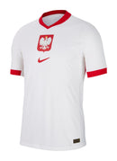 Polonia - 2024/2025 - Camiseta Polonia - Uniforme titular Polonia - Nike Polonia - Diseño clásico - Blanco y rojo - Eurocopa - Nations League - Eliminatorias Copa del Mundo - Escudo nacional - Patrones estilizados - Gola redonda - Pantalones rojos - Medias blancas - Tradición - Innovación - Identidad - Tecnologías innovadoras - Confort - Rendimiento.
