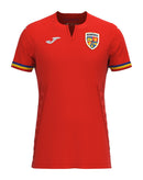Rumania - 2023/2024 - Camiseta Rumania - Uniforme alternativo Rumania - Joma Rumania - Diseño moderno - Rojo y blanco - Competiciones internacionales - Escudo nacional - Detalles estilizados - Gola en V - Pantalones blancos - Medias rojas - Tradición - Innovación - Identidad - Tecnologías avanzadas - Rendimiento.