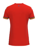 Rumania - 2023/2024 - Camiseta Rumania - Uniforme alternativo Rumania - Joma Rumania - Diseño moderno - Rojo y blanco - Competiciones internacionales - Escudo nacional - Detalles estilizados - Gola en V - Pantalones blancos - Medias rojas - Tradición - Innovación - Identidad - Tecnologías avanzadas - Rendimiento.