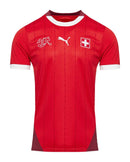 Suiza - 2024/2025 - Camiseta Suiza - Uniforme titular Suiza - Puma Suiza - Diseño clásico - Rojo - Eurocopa - Nations League - Eliminatorias Copa del Mundo - Escudo nacional - Detalles estilizados - Gola redonda - Pantalones blancos - Medias rojas - Tradición - Innovación - Identidad - Tecnologías innovadoras - Confort - Rendimiento.