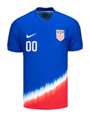 Estados Unidos 2024/2025 - Camiseta Estados Unidos - Uniforme alternativo Estados Unidos - Nike Estados Unidos - Diseño moderno - Azul y rojo - Copa América - Nations League - CONCACAF - Historia de la selección - Azul royal - Franja diagonal blanca - Franja roja - Copa del Mundo de 1950 - Victoria sobre Inglaterra - Swoosh de Nike - Escudo de la USMNT - Pantalones rojos - Calcetines rojos - Identidad - Tecnologías innovadoras - Confort - Rendimiento.