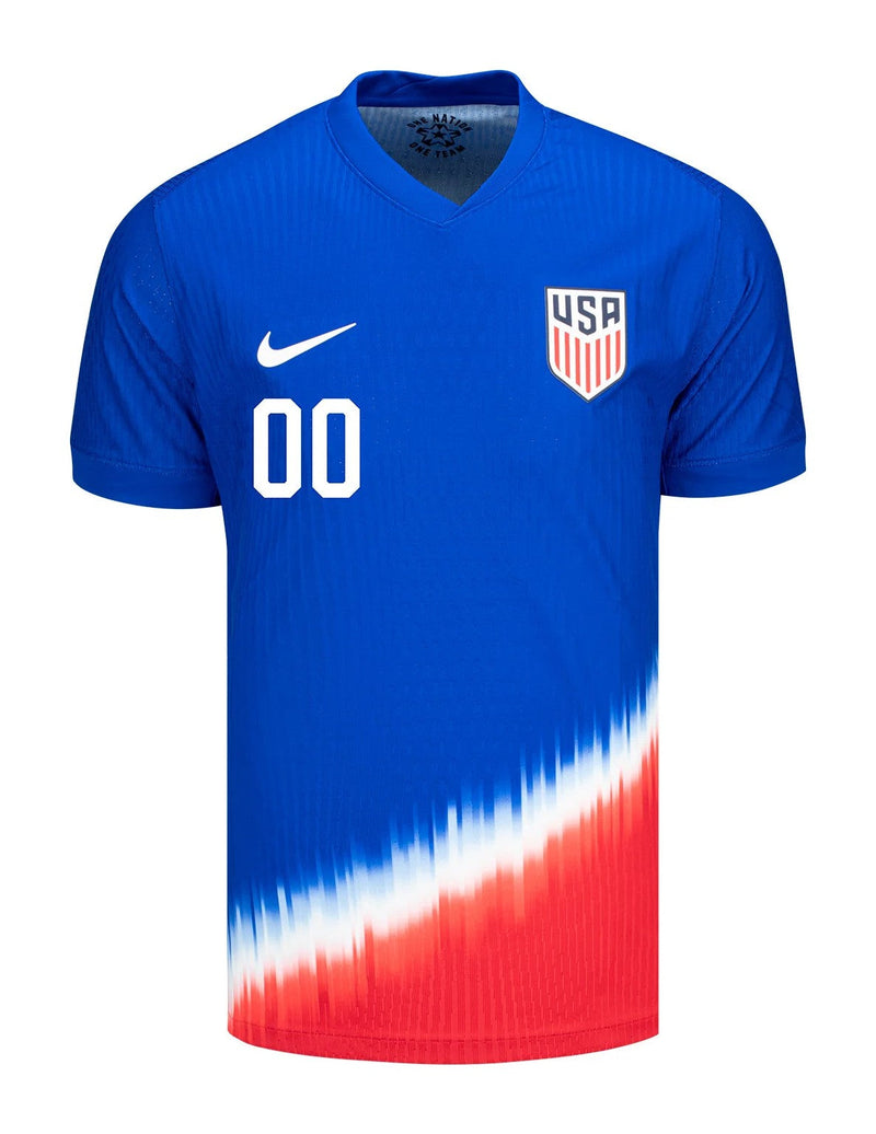 Estados Unidos 2024/2025 - Camiseta Estados Unidos - Uniforme alternativo Estados Unidos - Nike Estados Unidos - Diseño moderno - Azul y rojo - Copa América - Nations League - CONCACAF - Historia de la selección - Azul royal - Franja diagonal blanca - Franja roja - Copa del Mundo de 1950 - Victoria sobre Inglaterra - Swoosh de Nike - Escudo de la USMNT - Pantalones rojos - Calcetines rojos - Identidad - Tecnologías innovadoras - Confort - Rendimiento.