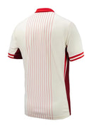 Canadá 2024/2025 - Camiseta Canadá - Uniforme alternativo Canadá - Nike Canadá - Diseño moderno - Blanco - Rojo - Copa América - Nations League - CONCACAF - Diversidad - Provincias - Territorios - Rayas verticales - Gola polo - Escudo de la Federación Canadiense - Pantalones rojos - Calcetines blancos - Identidad - Historia - Tecnologías innovadoras - Confort - Rendimiento.