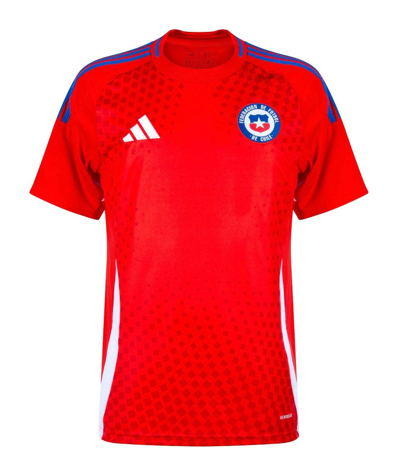 Chile 2024/2025 - Camiseta Chile - Uniforme titular Chile - Adidas Chile - Diseño clásico - Rojo - Copa América - Eliminatorias Mundial - Estrella solitaria - Escudo nacional - Cuello redondo - Pantalones blancos - Medias rojas - Tradición chilena - Tres rayas de Adidas - Innovación - Tecnología de vanguardia - Comodidad - Rendimiento.